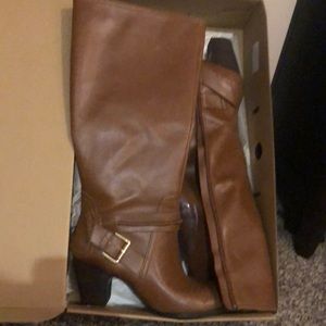 It’s Fall! 🍁🍁🍁 Time for tall boots in the most classic color! Size 8